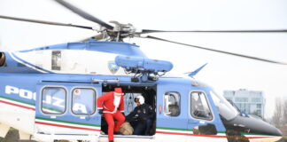 Babbo Natale arriva all’Ospedale con l’elicottero della Polizia di Stato Babbo Natale a bordo dell'elicottero della Polizia di Stato arriva all'ospedale dell'Angelo