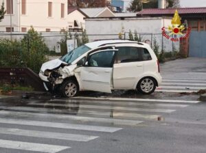 Una delle due automobili incidentate