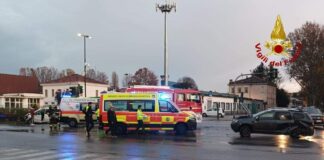 Scontro tra due auto: tre feriti Scontro tra due auto, i soccorsi