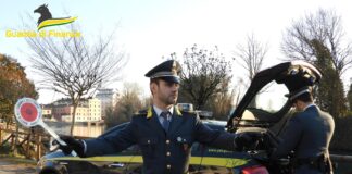 La GdF sequestra quattro auto di lusso importate in contrabbando La GdF al casello Venezia est
