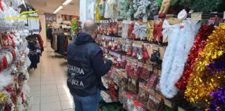 La GdF sequestra 34mila addobbi e prodotti di Natale non sicuri La GdF durante i controlli ai prodotti e addobbi di Natale