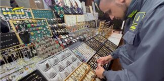 La GdF sequestra 120mila articoli non sicuri nei negozi La Guardia di Finanza controlla gli articoli non sicuri
