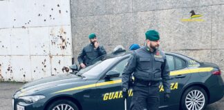 La Guardia di Finanza arresta tre spacciatori e sequestra 2,5 kg di droga La Guardia di Finanza in azione in un controllo antidroga