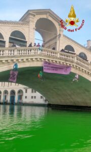 Gli attivisti del clima sul ponte di Rialto a Venezia