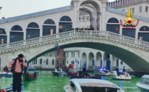 Gli attivisti del clima sul ponte di Rialto a Venezia