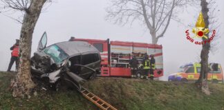 San Donà, auto finisce contro un albero: un ferito San Donà, l'auto finita contro un albero