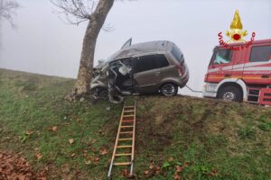 San Donà, l'auto finita contro un albero