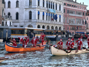 Babbi Natale in barca sul Canal Grande