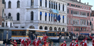 Babbo Natale arriva in barca Babbi Natale in barca sul Canal Grande