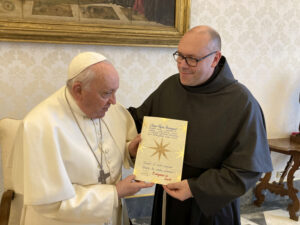 Papa Francesco riceve la lettera da Fra Marco Moroni