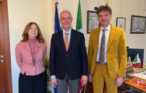 Il Dottor Stefano Chiarandini insieme al direttore generale Mauro Filippi e al direttore sanitario Francesca Ciraolo