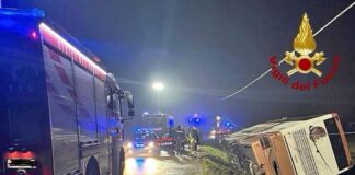 Bus con 79 passeggeri finisce fuori strada: oltre 30 feriti Il bus finito fuoristrada