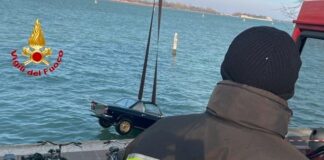 Lido di Venezia, finisce con l’auto in canale: morto il conducente Lido di Venezia, il recupero dell'auto finita nel canale