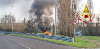 Mirano, in fiamme un furgone alimentato a metano Mirano, l'incendio del furgone alimentato a Metano