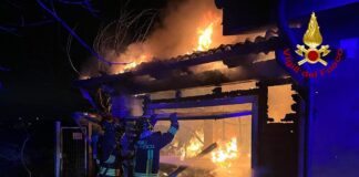 Incendio in un garage, interrotta la circolazione nella linea ferroviaria Venezia-Adria Il garage andato a fuoco a Campolongo Maggiore