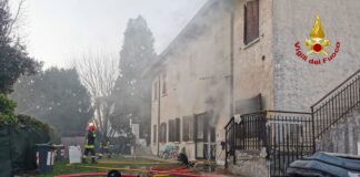 Mira, in fiamme una casa Mira, lo spegnimento dell'incendio