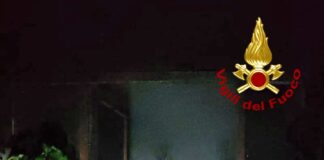 Murano, in fiamme una casa: quattro intossicati Murano, i vigili del fuoco spengono l'incendio divampato in una casa