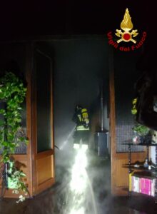 Murano, i vigili del fuoco spengono l'incendio divampato in una casa