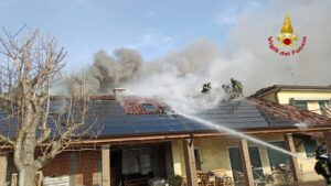 I Vigili del Fuoco spengono l'incendio dei pannelli fotovoltaici a Jesolo