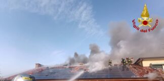 Jesolo, in fiamme pannelli fotovoltaici: fumo visibile da lontano I Vigili del Fuoco spengono l'incendio dei pannelli fotovoltaici a Jesolo