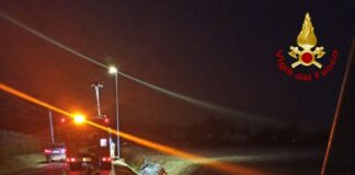 Perde il controllo dell’auto che finisce ribaltata su un fianco