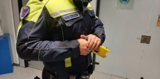 Jesolo, nuovi taser e bodycam per la Polizia Locale Jesolo, un taser in dotazione alla Polizia Locale