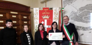 Mirano, consegnati allo Sportello antiviolenza Sonia i fondi della passeggiata solidale Consegna allo Sportello antiviolenza Sonia di Mirano del ricavato della passeggiata solidale "Babbi a spasso per Giulia"