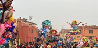 A Pellestrina giovedì grasso con i carri allegorici Pellestrina, giovedì grasso on i carri allegorici