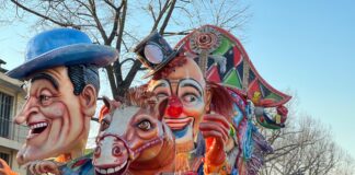 Martedì grasso a Zelarino con la sfilata di carri allegorici Carri allegorici a Zelarino