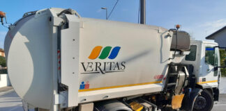 Spinea, camion di Veritas finisce in una voragine Il camion finito nella voragine - foto Veritas