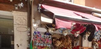 Delibera anti-paccottiglia, prime chiusure di negozi a Venezia Negozio a Venezia