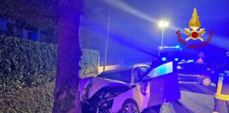 Santa Maria di Sala, auto finisce contro un platano: tre feriti L'auto finita contro un platano a Santa Maria di Sala