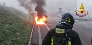 Auto prende fuoco subito dopo che il conducente è sceso L'auto andata a fuoco, Vigili in azione per spegnere l'incendio