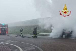L'auto andata a fuoco, Vigili in azione per spegnere l'incendio