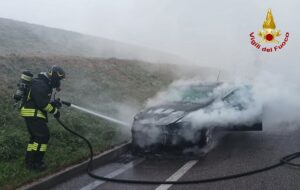 L'auto andata a fuoco, Vigili in azione per spegnere l'incendio