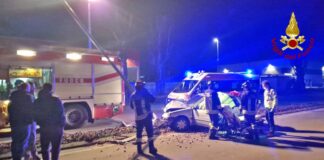 Auto finisce contro un palo a Castelfranco: il conducente rimane incastrato
