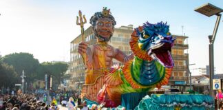 Carnevale jesolano, in 60mila per la sfilata dei carri allegorici Carnevale Jesolano, la sfilata dei carri allegorici