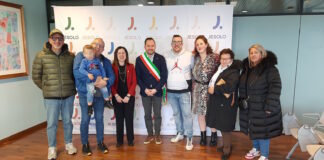 Bonus Bebè, consegnato l’assegno al primo nato a Jesolo nel 2022 Bonus Bebè, l'incontro tra l'amministrazione comunale di Jesolo e la famiglia beneficiaria