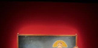 Un bacio e un selfie al museo per la Festa degli Innamorati