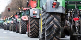 Protesta dei trattori, in centinaia i mezzi agricoli partecipanti al flashmob