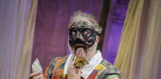 “Arlecchino?” Andrea Pennacchi porta nella contemporaneità la maschera icona della commedia dell’arte