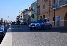 Chioggia, va a casa dei genitori nonostante il divieto di avvicinamento e li aggredisce: arrestato Chioggia, Polizia di Stato in azione - foto di repertorio