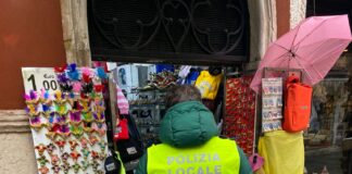 Controlli della Polizia locale sulla merce esposta: 10mila euro di multe Controlli della Polizia Locale di Venezia sulla merce esposta - foto di repertorio