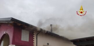 Martellago, a fuoco il tetto di una casa Martellago, l’incendio al tetto di una casa