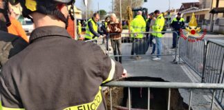 Zelarino, camion finisce in una voragine Zelarino, il recupero del camion finito in una voragine