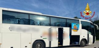 Stra, autobus impatta contro un albero rompendo le vetrate: 14 studenti feriti Stra, il bus incidentato