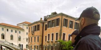 Hashish e coltello a scatto a scuola: denunciato 20enne Carabinieri in azione con l'unità cinofila