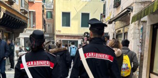 Calci e pugni per rubagli il cellulare: denunciati dai Carabinieri due cittadini tunisini I Carabinieri di Venezia in azione