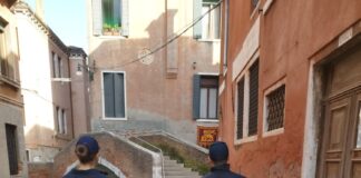 86enne chiama il 112 e sventa una truffa del “finto carabiniere” Carabinieri in azione a Venezia