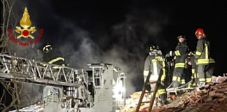 Gazzera, in fiamme il tetto di una casa Incendio al tetto di una casa alla Gazzera